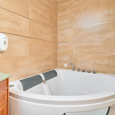 Atico Con Piscina En Centro * Nerja